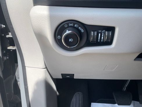 Used 2023 Chrysler Pacifica Touring-L FWD image 19