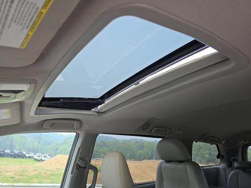 Used 2017 Toyota Sienna XLE FWD image 3