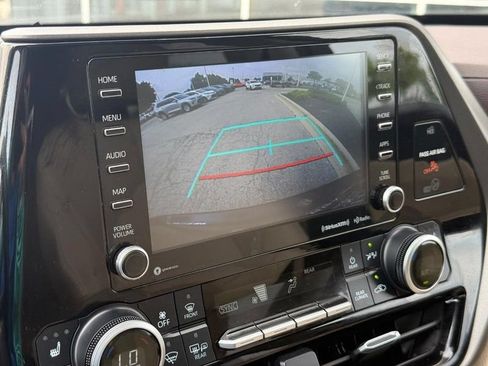 Used 2021 Toyota Highlander XLE AWD/4WD image 25