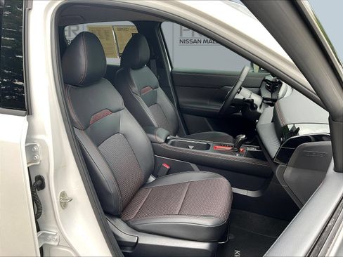 Certified 2025 Nissan Kicks SR FWD image 30