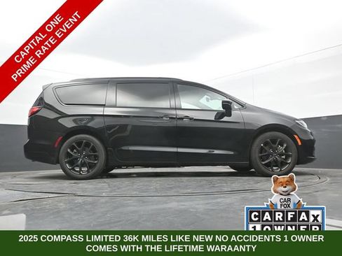 Used 2025 Chrysler Pacifica Limited FWD image 61