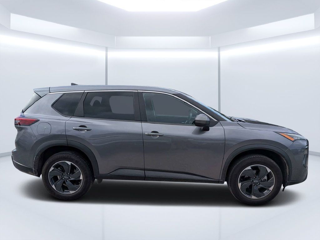 Used 2025 Nissan Rogue SV AWD/4WD image 2