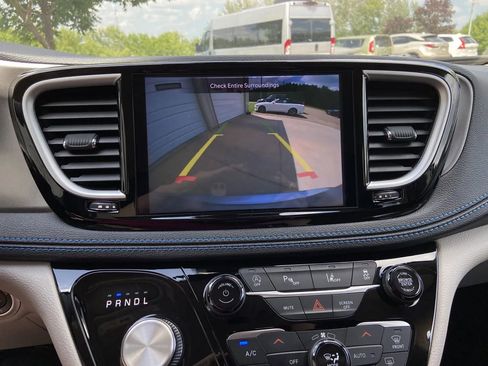 Used 2021 Chrysler Pacifica Touring image 19