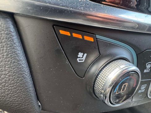 Used 2023 Chevrolet Traverse Premier FWD image 33