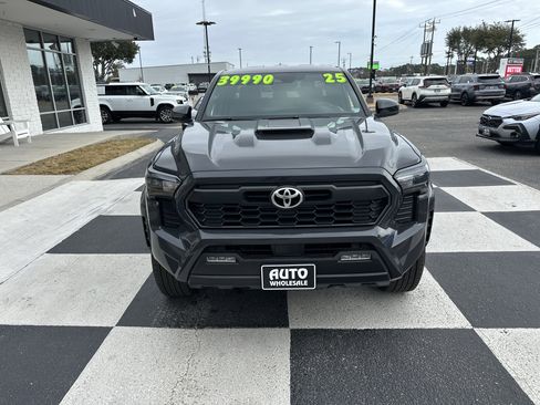Used 2025 Toyota Tacoma TRD Sport image 2