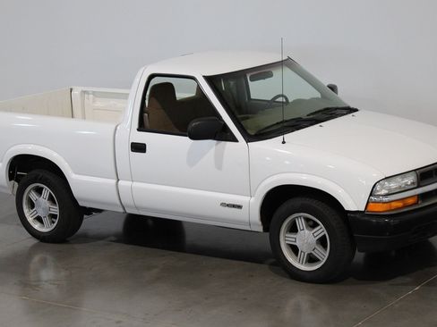 Used 1998 Chevrolet S10 Pickup 2WD Regular Cab image 16