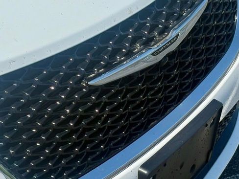 Used 2023 Chrysler Pacifica Limited image 14