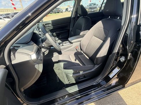 Used 2025 Nissan Altima 2.5 SV FWD image 25