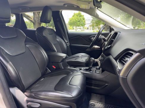 Used 2019 Jeep Cherokee Latitude Plus AWD/4WD image 27