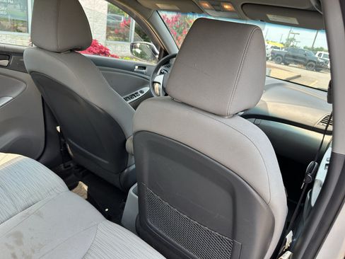 Used 2015 Hyundai Accent GLS FWD image 12