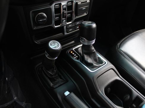 Used 2021 Jeep Wrangler Unlimited Sahara AWD/4WD image 19