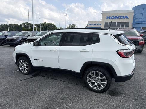 Used 2022 Jeep Compass Latitude w/ Sun and Sound Group AWD/4WD image 6