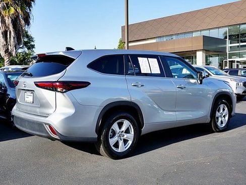 Used 2025 Toyota Highlander LE FWD image 8