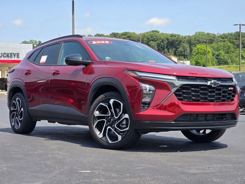 Used 2025 Chevrolet Trax RS w/ Sunroof Package FWD image 2