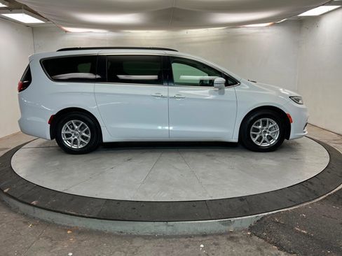Used 2022 Chrysler Pacifica Touring-L image 6