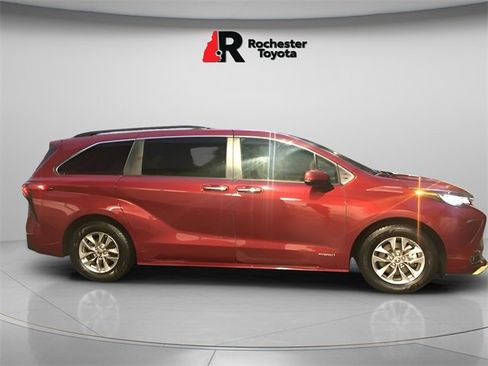 Used 2021 Toyota Sienna XLE image 3