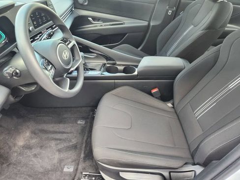 Used 2025 Hyundai Elantra Hybrid FWD image 10