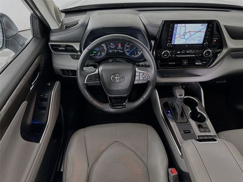 Used 2021 Toyota Highlander Limited AWD/4WD image 2