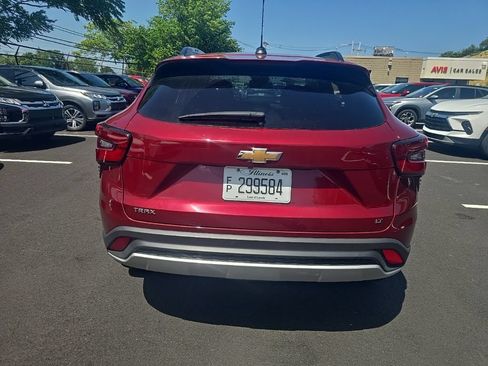 Used 2025 Chevrolet Trax LT w/ LT Convenience Package FWD image 5