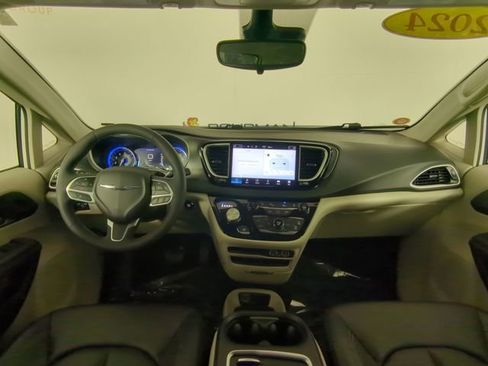 Used 2024 Chrysler Pacifica Touring-L FWD image 20