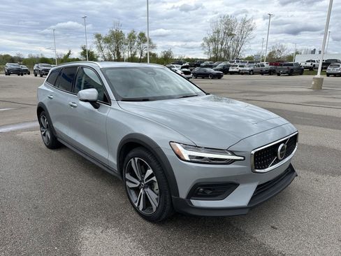 Used 2025 Volvo V60 B5 Cross Country Plus AWD/4WD image 10