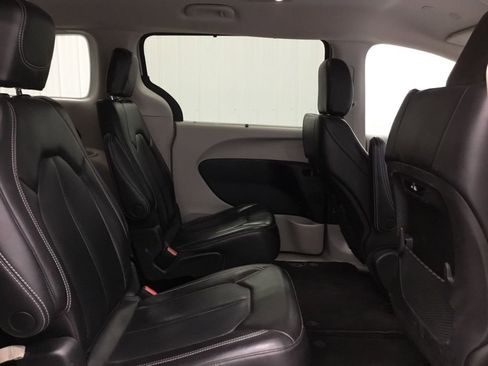 Used 2023 Chrysler Pacifica Touring-L image 19