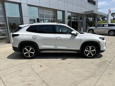 Used 2025 Volkswagen Tiguan SE AWD/4WD image 10