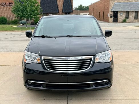 Used 2016 Chrysler Town & Country Touring FWD image 2