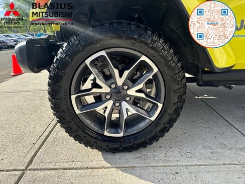 Used 2024 Jeep Wrangler Unlimited w/ Convenience Group AWD/4WD image 23