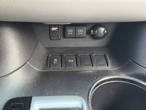 Used 2018 Toyota Highlander LE FWD image 6