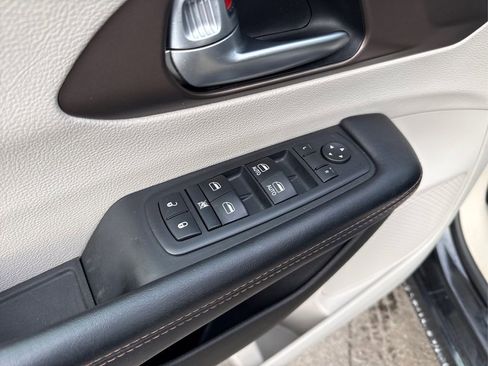 Used 2017 Chrysler Pacifica Touring-L image 32