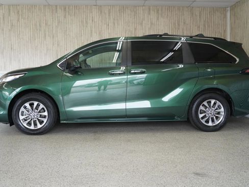 Used 2022 Toyota Sienna XLE w/ XLE Plus Package image 5