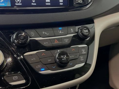 Used 2023 Chrysler Pacifica Touring-L FWD image 19