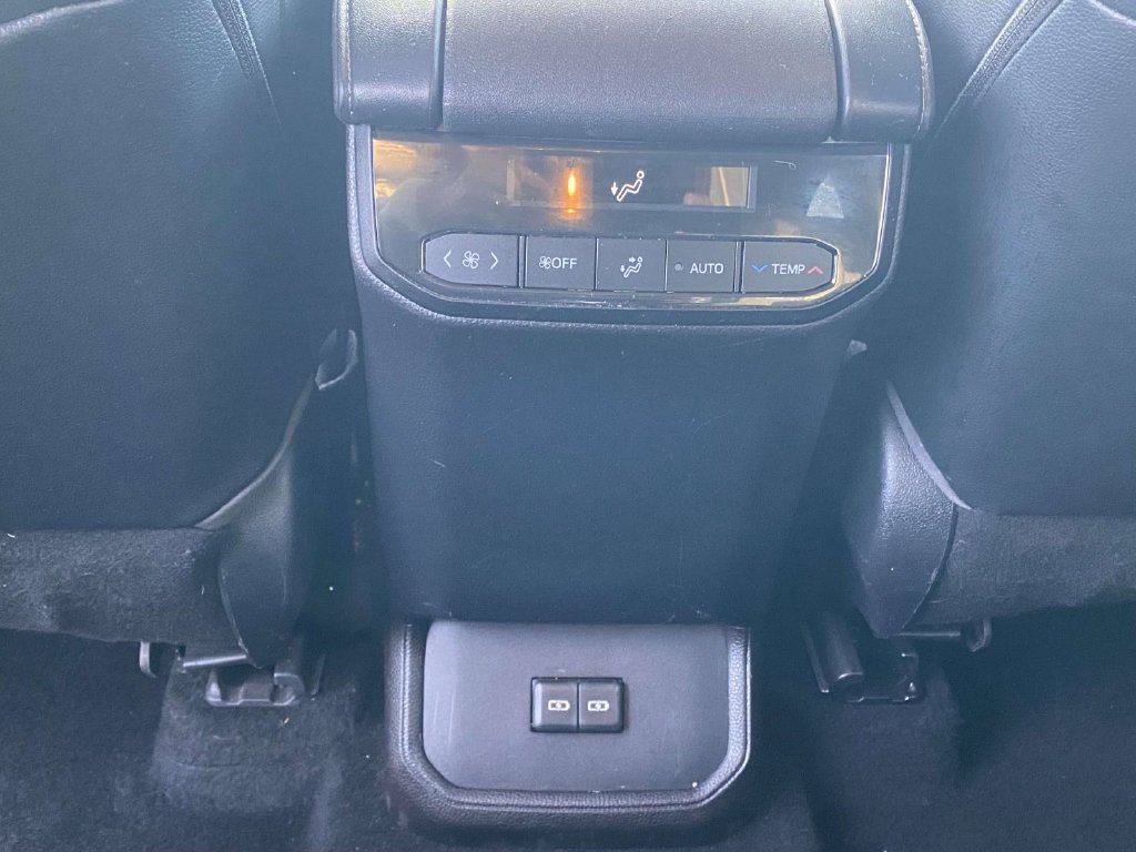 Used 2022 Toyota Highlander XLE AWD/4WD image 11