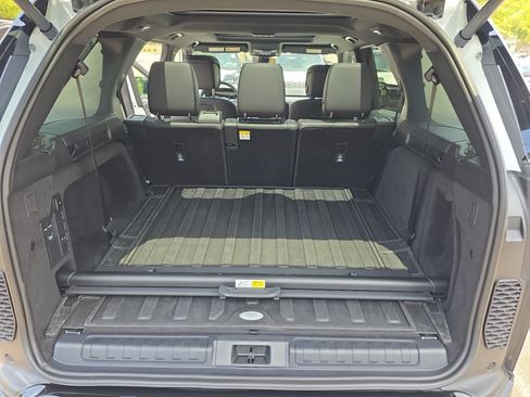 Certified 2025 Land Rover Discovery Dynamic SE AWD/4WD image 12