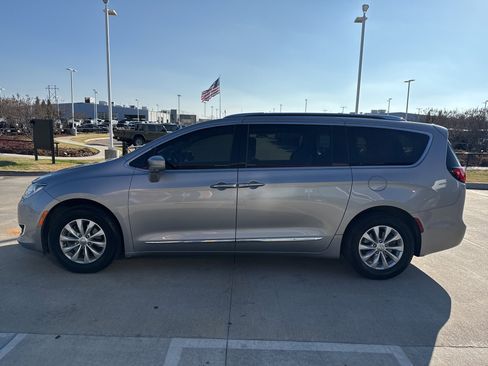 Used 2018 Chrysler Pacifica Touring-L w/ Advanced Safetytec Group image 4