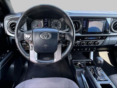 Used 2017 Toyota Tacoma TRD Sport w/ Premium & Technology Package AWD/4WD image 5