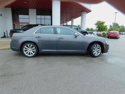 Used 2021 Chrysler 300 Touring L image 9