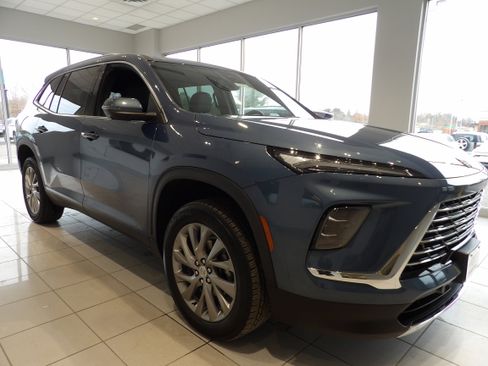 Used 2025 Buick Enclave Preferred image 3