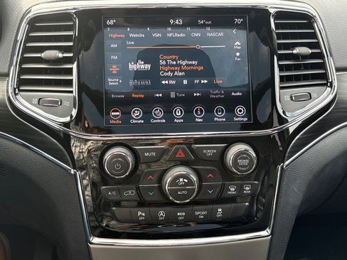 Used 2020 Jeep Grand Cherokee Limited w/ Luxury Group II image 18