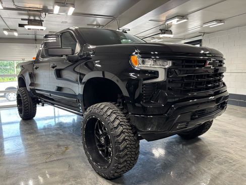 Used 2024 Chevrolet Silverado 1500 High Country w/ Technology Package AWD/4WD image 2