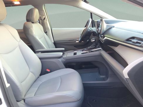 Used 2021 Toyota Sienna XLE image 17