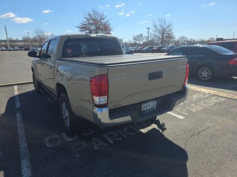 Used 2016 Toyota Tacoma SR5 w/ Towing Package image 5