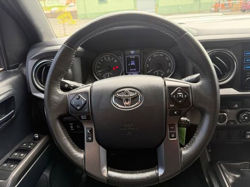 Used 2018 Toyota Tacoma TRD Sport AWD/4WD image 14