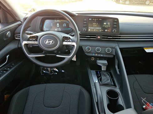 Used 2026 Hyundai Elantra SE FWD image 12