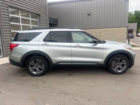 Used 2023 Ford Explorer XLT w/ Equipment Group 202A AWD/4WD image 4
