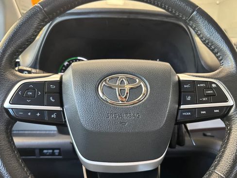 Certified 2024 Toyota Sienna XLE FWD image 23