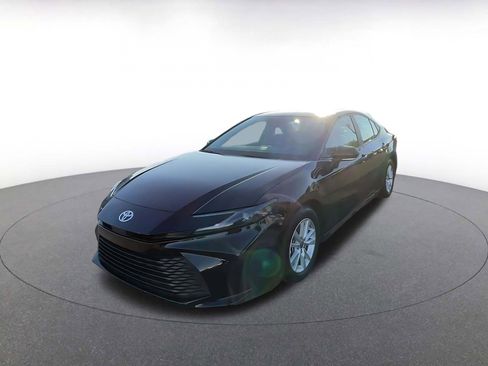 Used 2025 Toyota Camry LE image 7