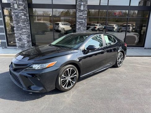 Used 2019 Toyota Camry SE w/ Carpet Mat Package image 12