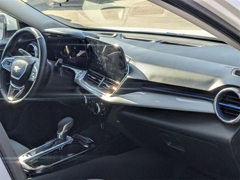 Used 2025 Chevrolet Trax LT w/ LT Convenience Package image 29